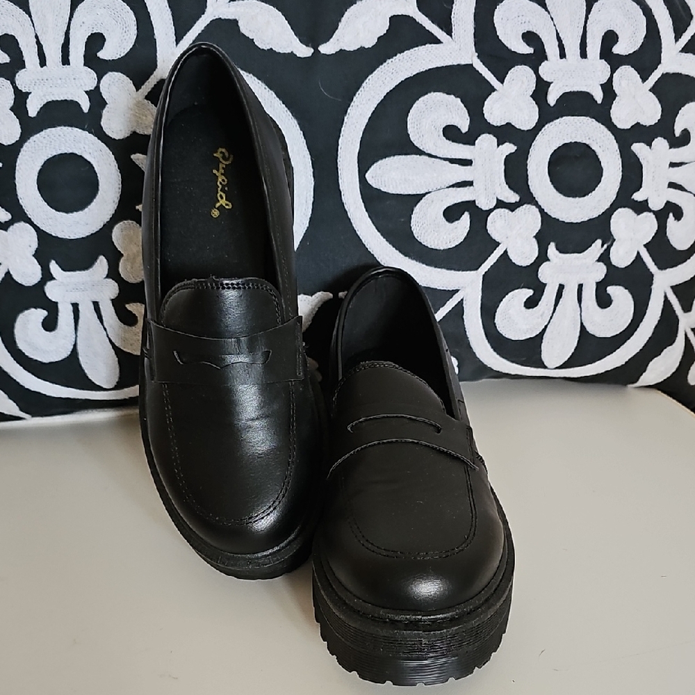 Black Loafers- Qupid
